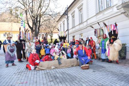 Pustne maske pred Mestno hišo. Foto: Občina Lendava (iz arhiva)